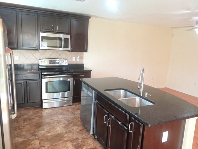 Building Photo - 4 bedroom, 2.5 bath, 1 car garage townhouse