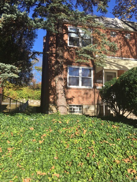 Building Photo - 205 Robbins St