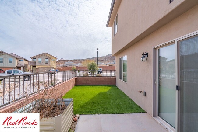 Building Photo - Adorable Stand Alone 4 Bedroom Corner Unit with Fully Fenced Backyard. Small Dogs Welcome.