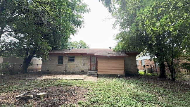 Building Photo - Upgraded 4 bedroom 2.5 bathroom house!  HO...