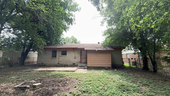 Building Photo - Upgraded 4 bedroom 2.5 bathroom house!  HOUSING ACCEPTED! MOVE-IN SPECIAL!