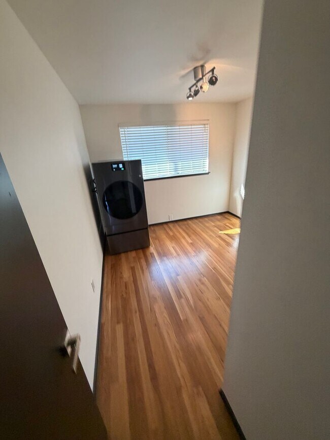 Building Photo - Top Floor Unit in Tastefully Updated Home!