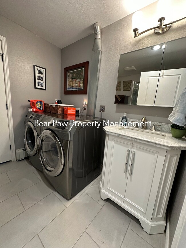 Building Photo - Charming 3-Bedroom Retreat with 2 Full Baths in Evergreen
