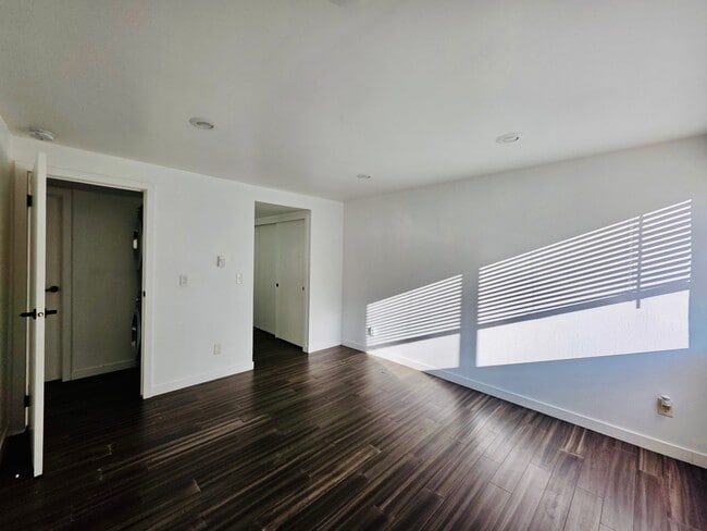 Building Photo - 4717 W Lake Sammamish Pkwy SE