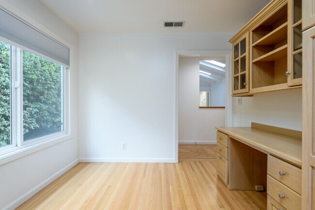 Building Photo - Los Altos 4bd/2.5bth Ranch Home on University Ave.