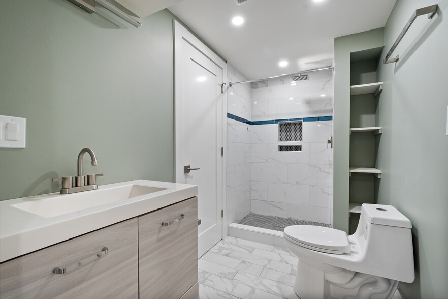 Building Photo - 2600 W Morse Ave