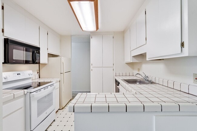 Building Photo - Top Floor Unit - Balcony - Elevator Access - Community Pool & Tennis Court