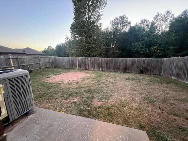 Building Photo - 3BR 2BA Duplex with 2 car garage