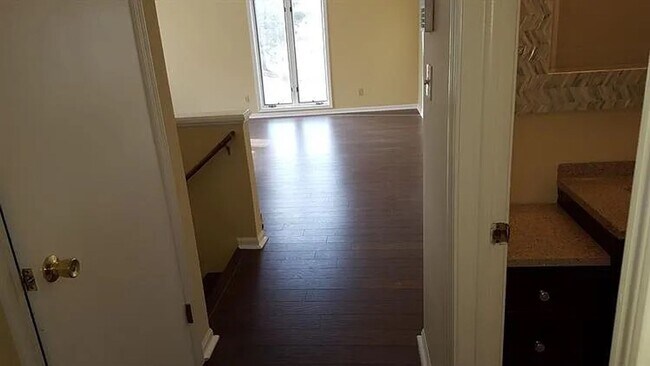 Building Photo - 4 bed/ 2.5 baths Single Family Home