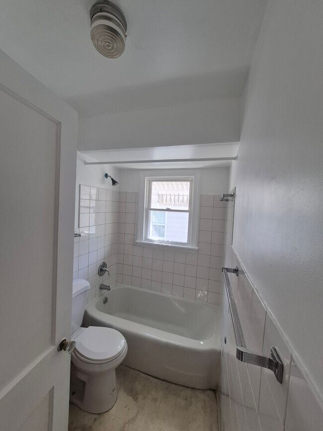 Building Photo - Fully remodeled!!