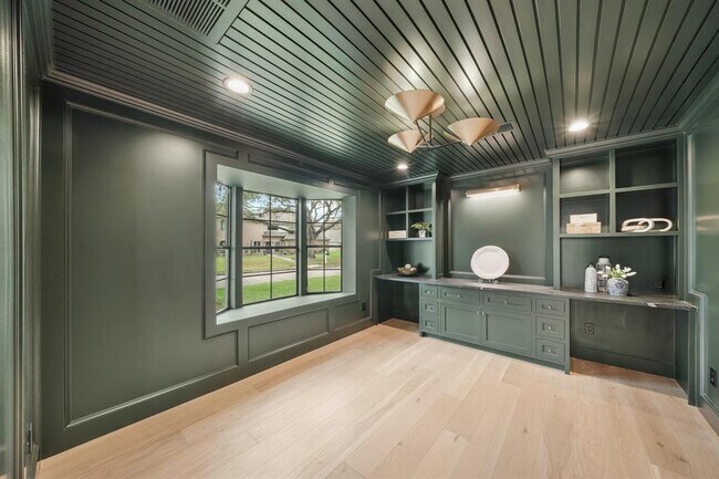 Building Photo - 819 Silvergate Dr