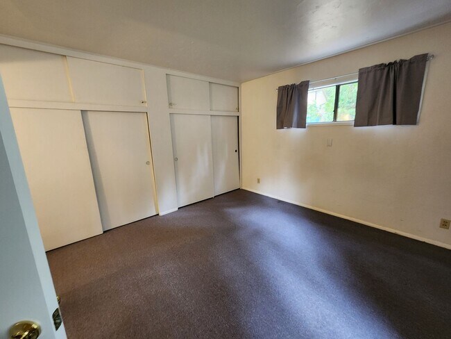 Building Photo - 221 - Steelhead Ave Duplex