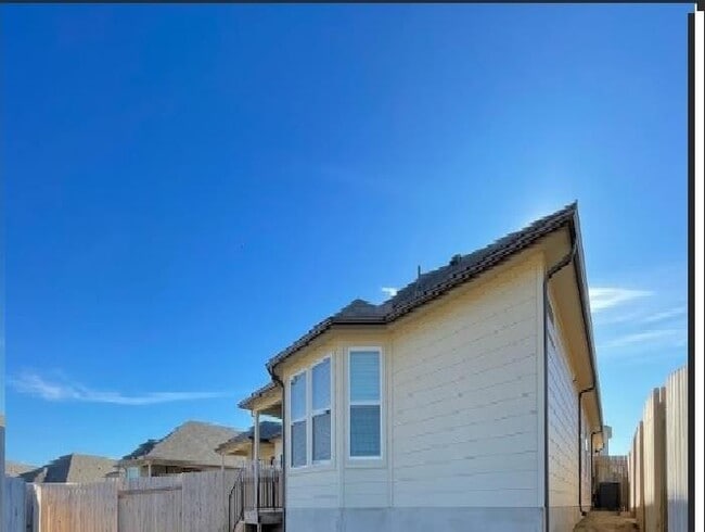 Building Photo - 125 Sun Grv Trl