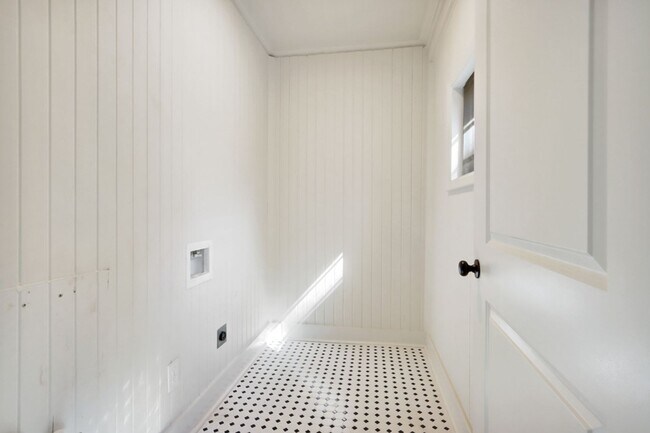 Building Photo - Great location