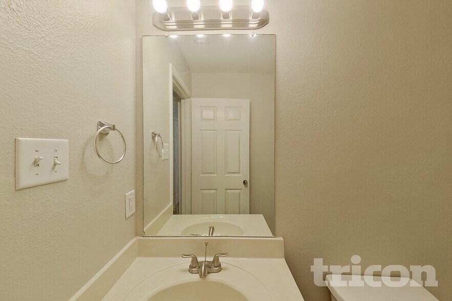 Building Photo - 1500 Abby Creek Dr