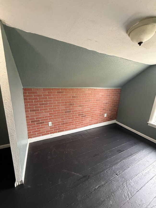 Building Photo - 3 bedrooms 1 bath