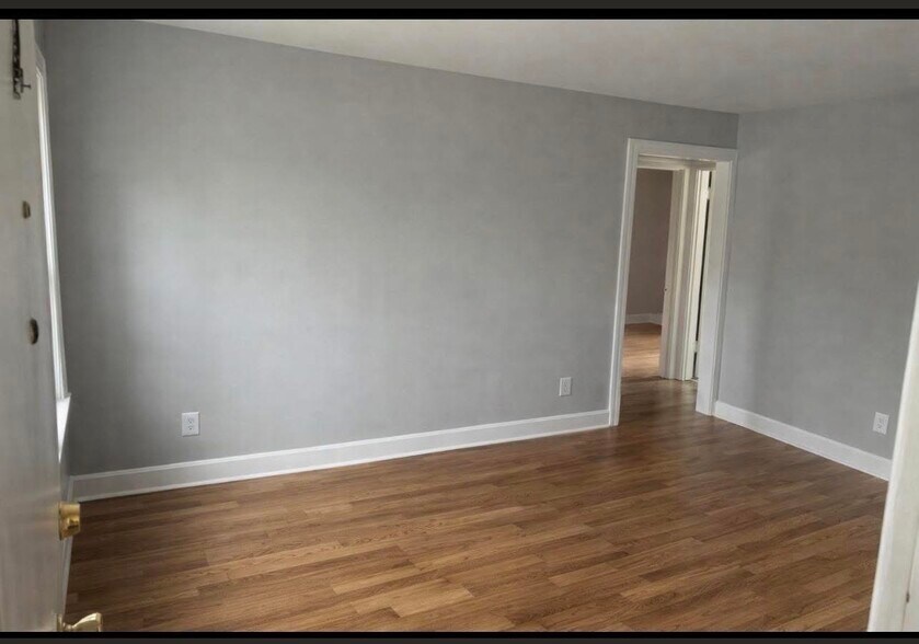 Building Photo - 1737 Deerwood Ave