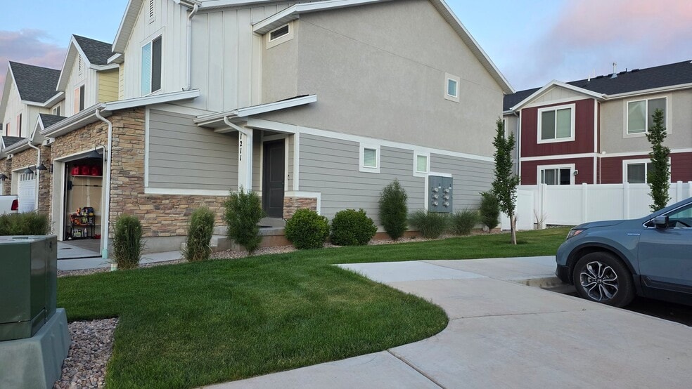Building Photo - 1211 Divide Dr