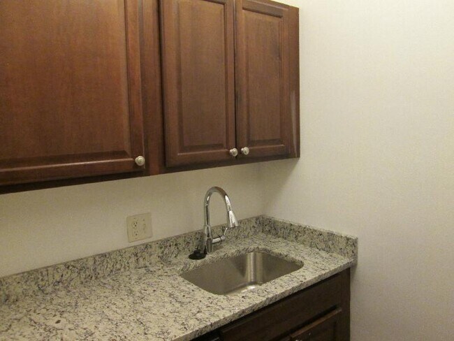 Building Photo - 30 Isabella St