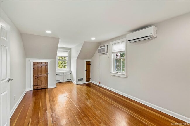 Building Photo - 373 Great River Rd