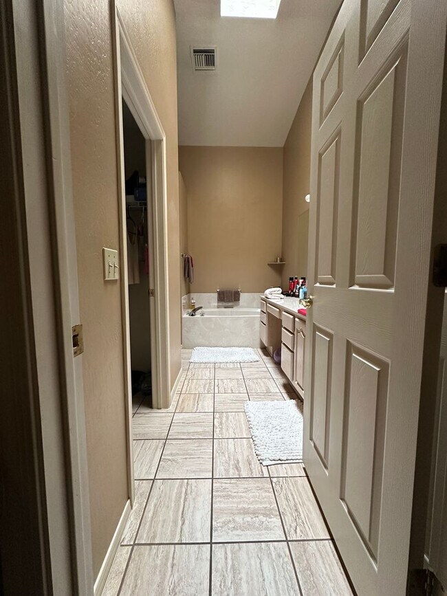 Building Photo - Beautiful two bedroom two bathroom contact...