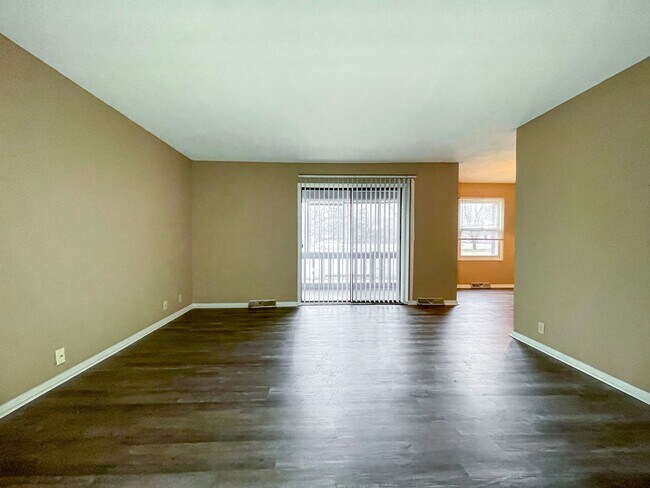 Building Photo - Spacious 2 Bedroom with Screened Porch!