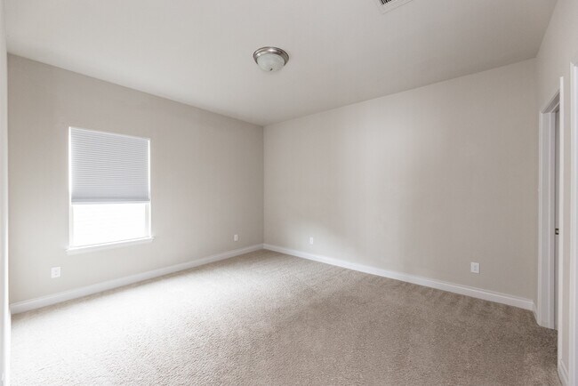 Building Photo - 2131 Blossomcrown Dr
