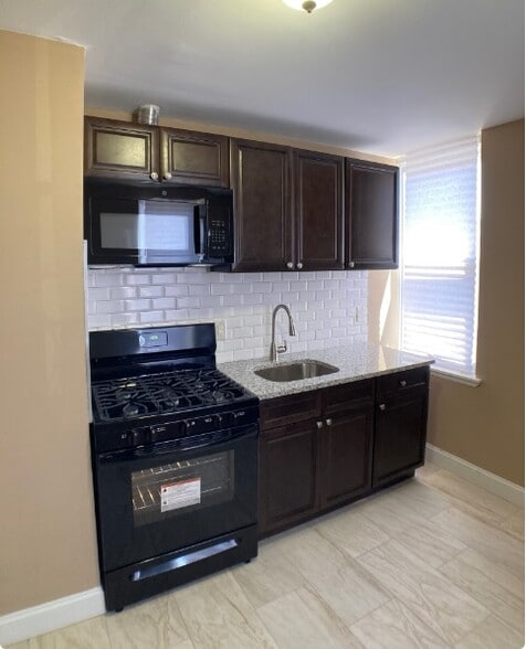 Building Photo - 1950 Clarence St