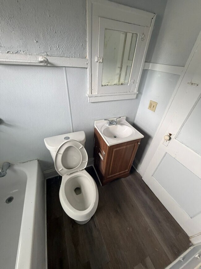 Building Photo - 12706 Parkhill Ave