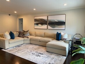 Building Photo - 351 N Post Oak Ln