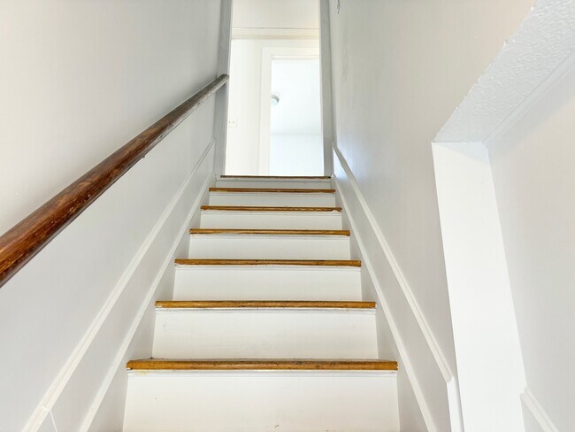 Building Photo - 261 Hillside Ave