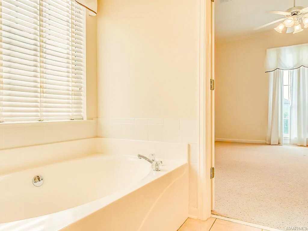 Building Photo - 2112 Parkview Dr S