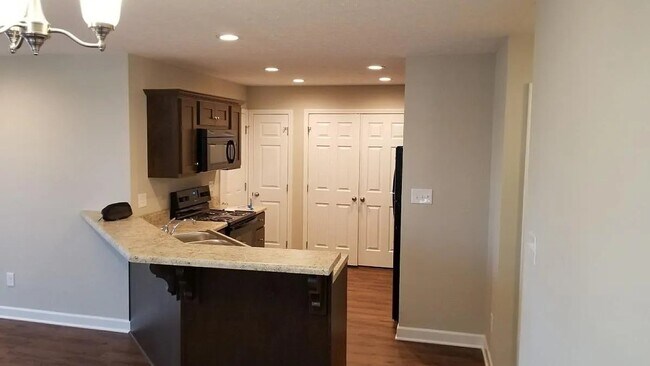 Building Photo - 733 Village Creek Dr