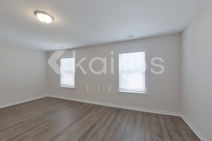 Building Photo - 14 Red Oak Dr.