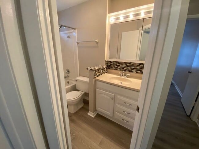 Building Photo - MOVE-IN SPECIAL-WONDERFUL 3/2.5 Home with 1 car garage-UCF Area