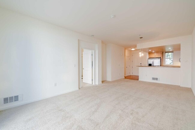 Building Photo - 301 Crescent Ct