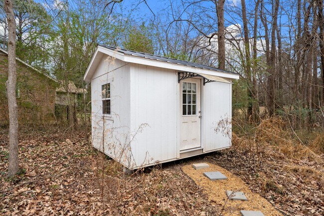 Building Photo - Beautiful 2 bed/1.5 bath with large fenced yard and separate office!