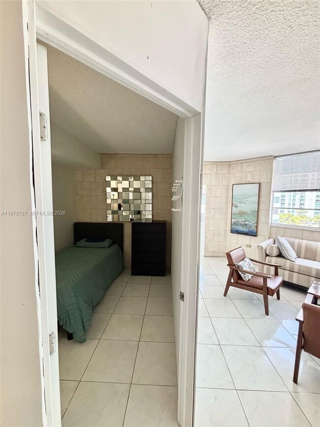 Building Photo - 905 Brickell Bay Dr