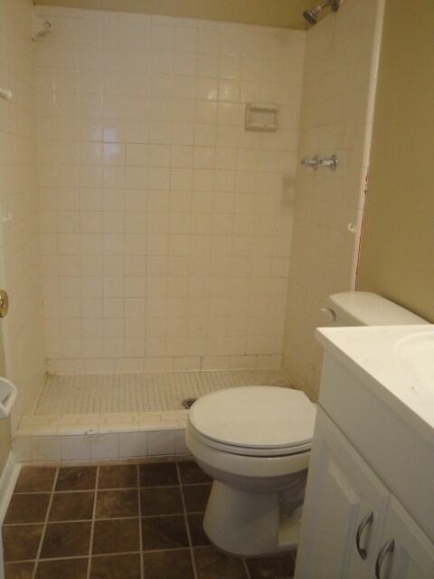 Building Photo - CLOSE TO SHOPPING AND SCHOOLS AVAIL OCTOBE...