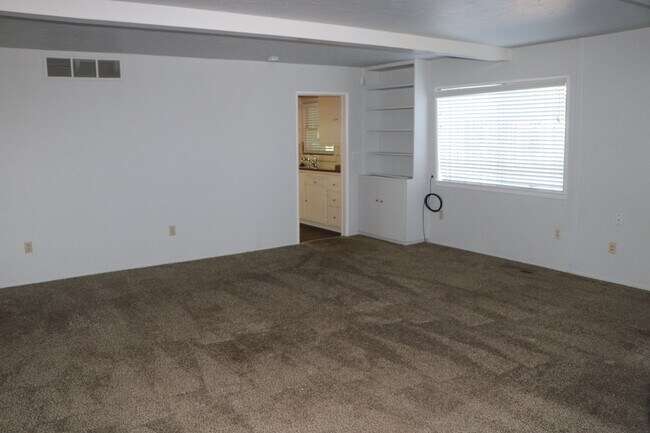 Building Photo - 3214 S Leonard Ave