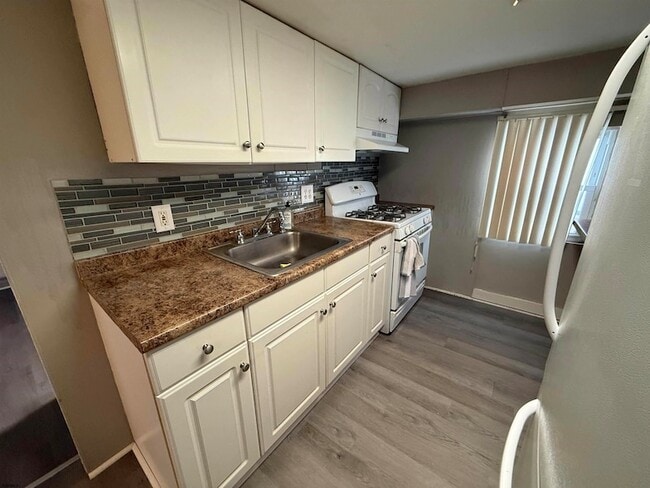 Building Photo - 105 N Richards Ave