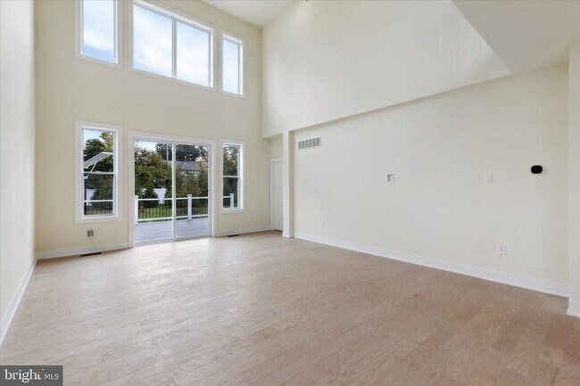 Building Photo - 674 Levering St