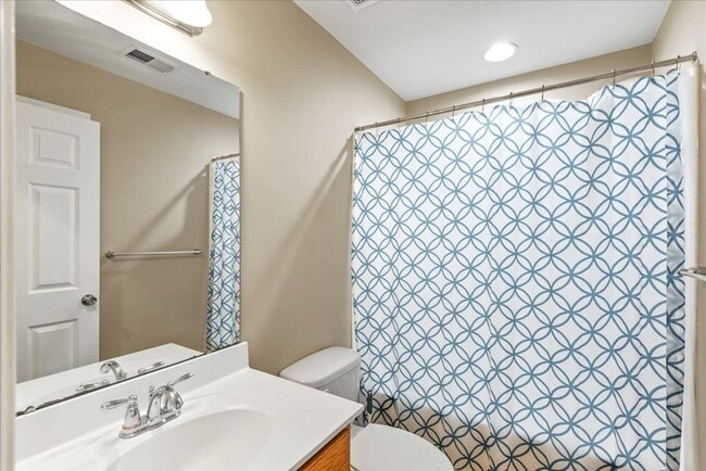 Building Photo - Charming 3-Level Townhome