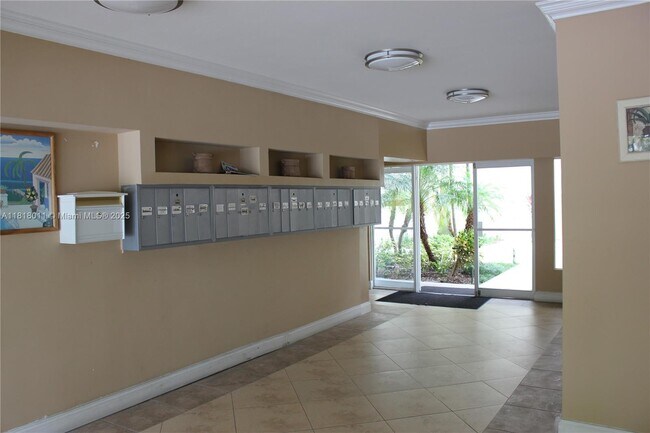 Building Photo - 10001 W Bay Harbor Dr