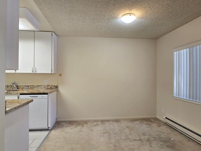 Building Photo - Spacious Upstairs Condo, Balcony, Storage,...