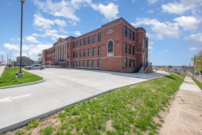 Building Photo - 301 N Mulberry St