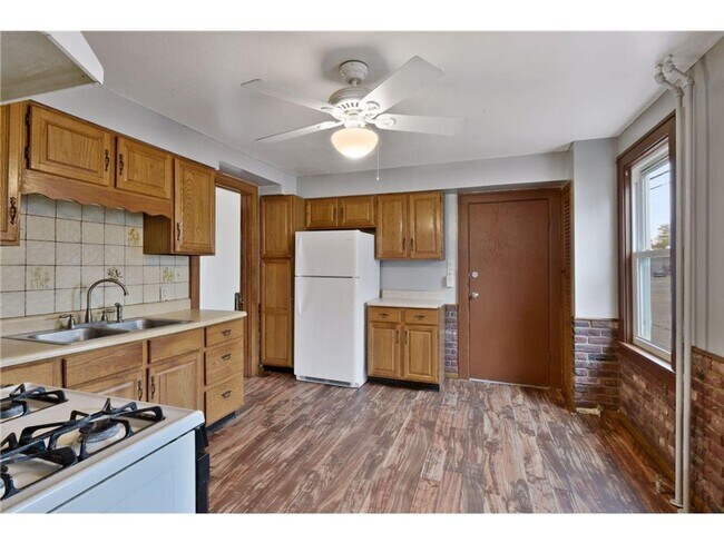 Building Photo - 311 23rd Ave NE