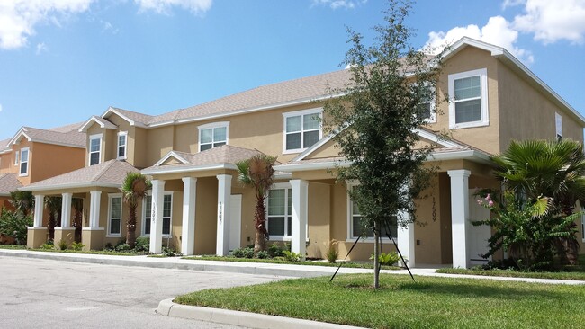 Building Photo - Amazing Townhome