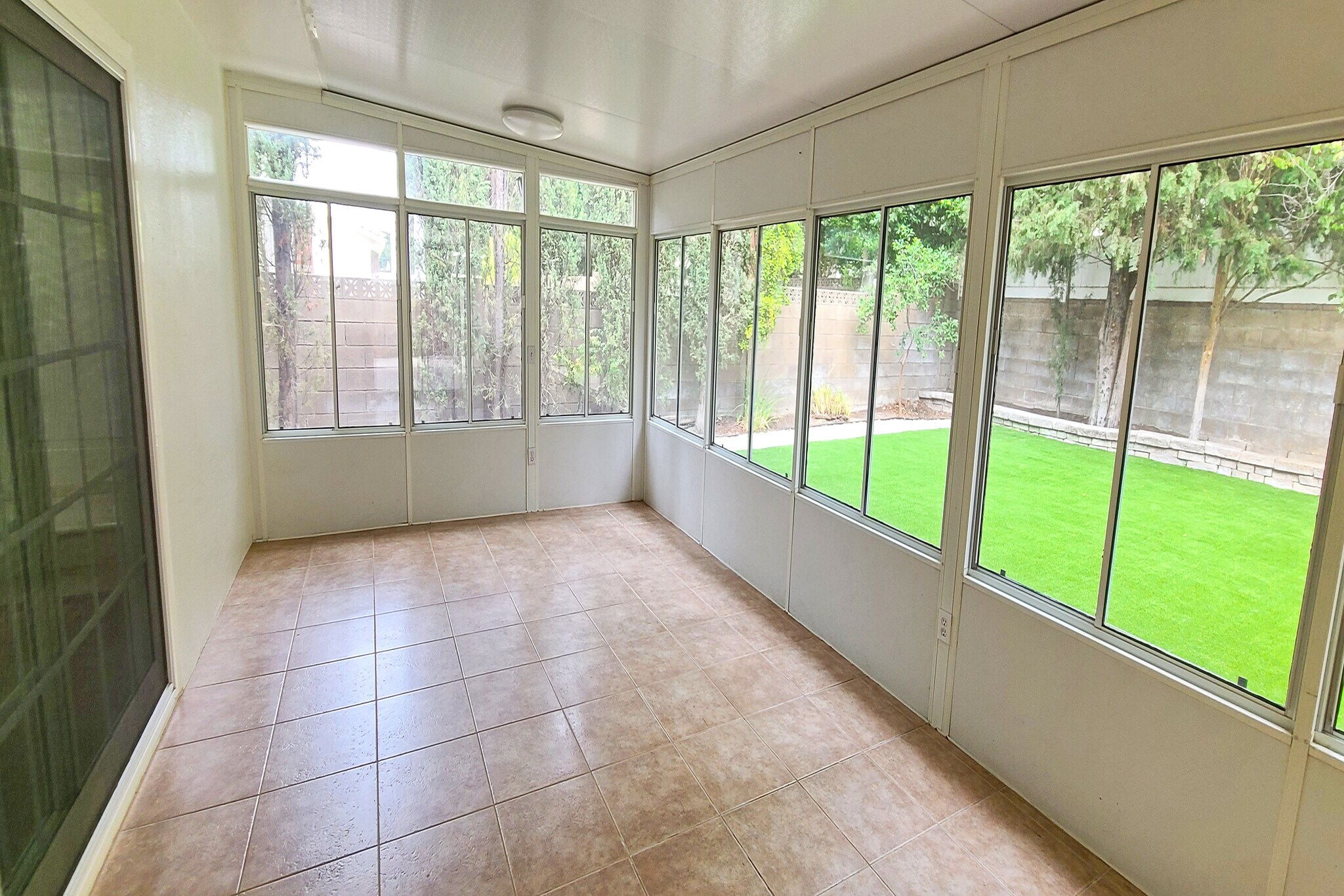 Building Photo - 10000 Hanna Ave