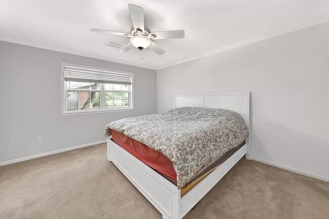 Master Bedroom - 1687 W Sam Houston Pky S